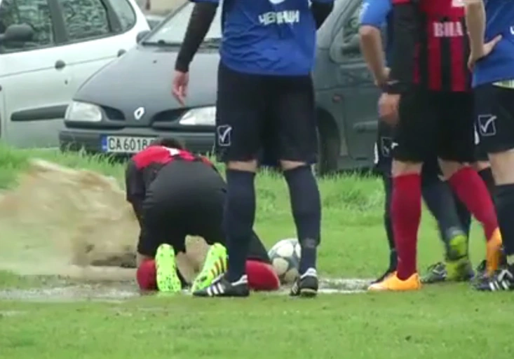 Vodní hrátky v Bulharsku. Jak dopadla penalta zahrávaná z jezírka na fotbalovém hřišti?