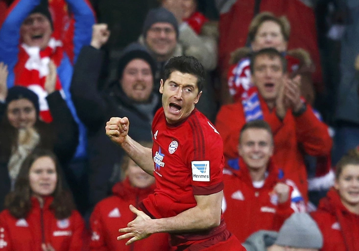 VIDEO: Čáry máry Lewandowski. Vytáhne kanonýr Bayernu na Benficu tato kouzla?