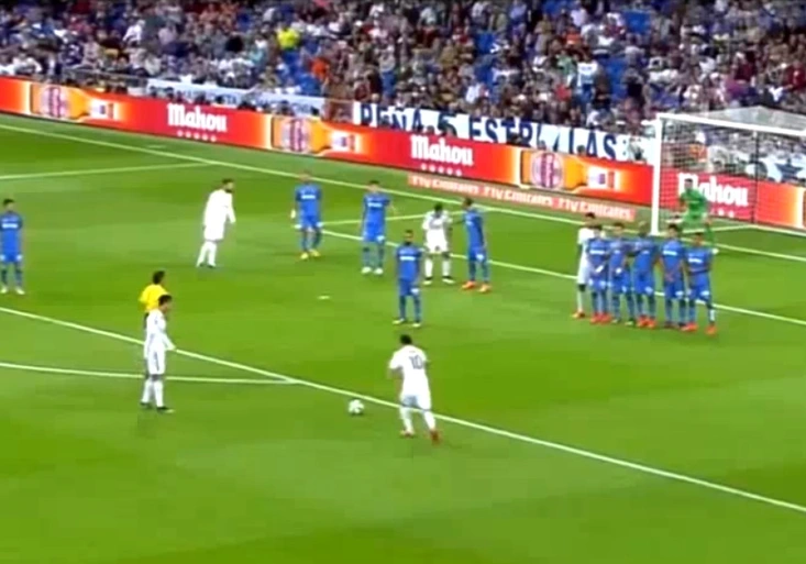 VIDEO: Neskutečné. James dal gól na konzoli, pak ho zopakoval v realitě