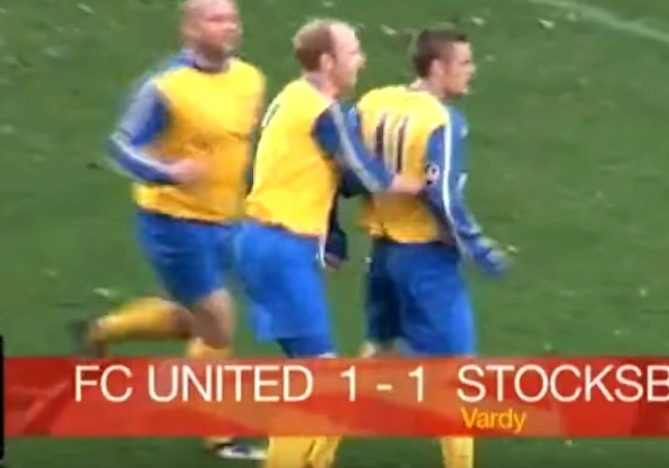 Některé věci se prostě nemění. Tohle Vardyho sólo a gól do sítě Manchesteru už je staré 7 let!