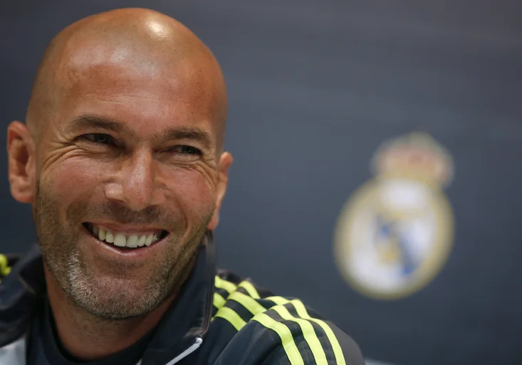 Ostře sledovaný Zidane! Akrobatické kreace, oslava v šatně i nalepená žvýkačka