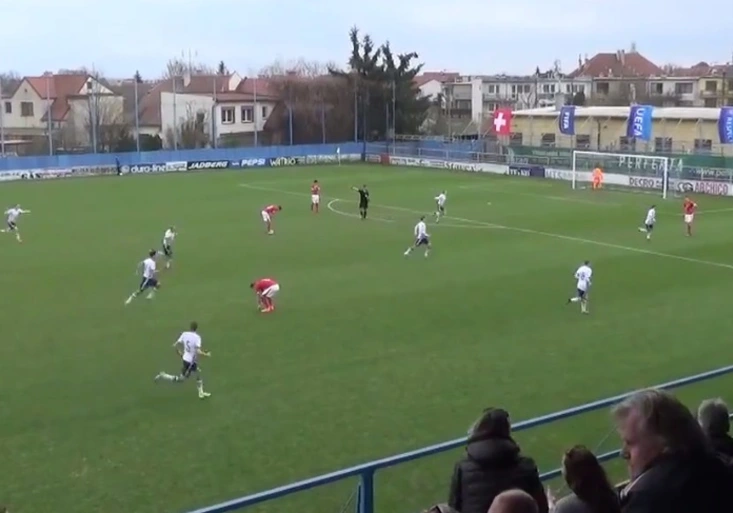 Mladý Dán rozhodl kvalifikační zápas v Česku kuriózním gólem. Jakou částí těla trefil postup?