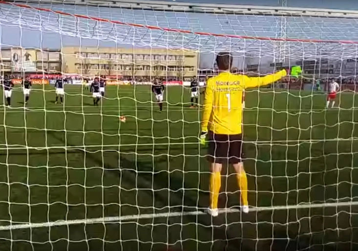 Van der Sar (45) musel zase do branky. Zachraňoval svůj první klub! Jak mu to šlo?