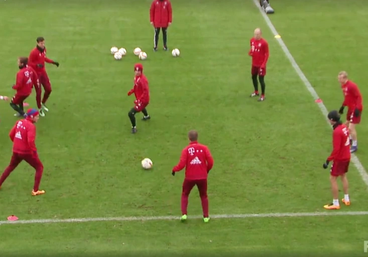 Kolotoč zadarmo! Jak si Robben a Lewandowski pohráli s Mariem Götzem?
