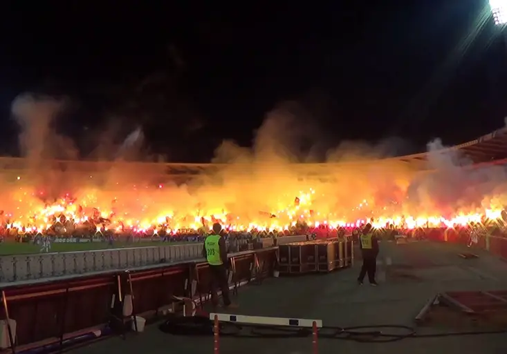 Stadion Crvene zvezdy v plamenech! Bělehradské ďáblovo číslo je 71. Proč?