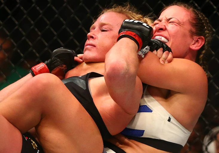 Uškrtila Holly a klaní se jí svět! Je Miesha TATE hezčí než Ronda ROUSEY?
