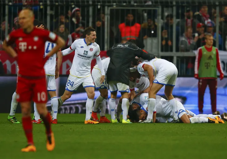 Mohuč šokovala bundesligového giganta. Kdo všechno si pak utahoval z Bayernu?