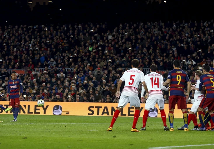 VIDEO: Král Messi udeřil! Podívejte se na nádherný přímák proti Seville!