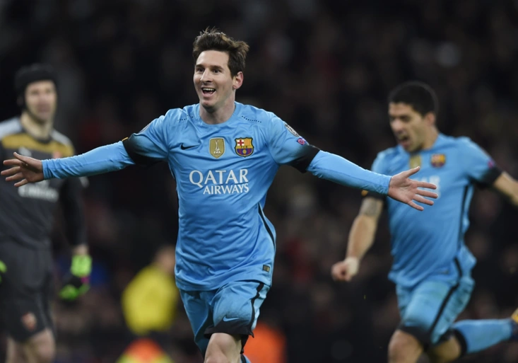 Messi si dvakrát vychutnal Čecha. Jak se gólman Arsenalu tvářil po porážce?