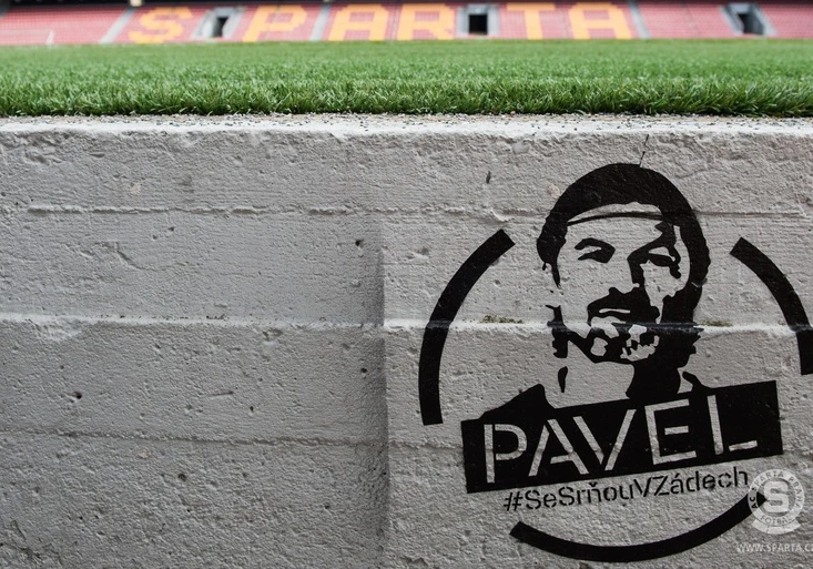Sparta bude v neděli bojovat za zesnulého Srníčka, připraví odznaky i speciální tabuli pro fanoušky