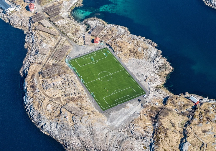 Tady se hraje fotbal? Nejúžasnější hřiště na světě se nachází v Norsku