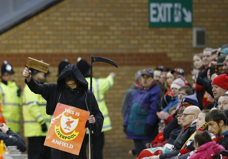 Liverpool bez výhry, Kloppa i fanoušků. Proč se po Anfield Road procházela smrtka?