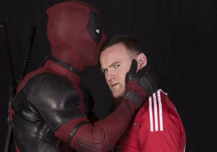 Wayne Rooney a akční hrdina Deadpool. Proč mají hráči United k filmovým novinkám blízko?