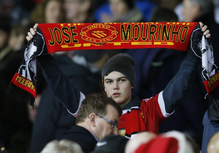 Odejde Louis van Gaal z United? Fanoušci chtějí Mourinha, ten na Old Trafford poslal dopis!