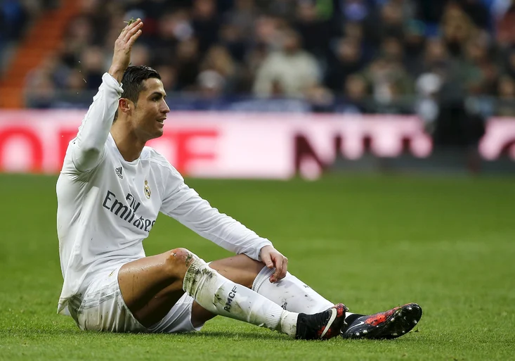 Neuvěřitelné! Ronaldo nakopl soupeře bez míče, ale prošlo mu to. Proč nebyl vyloučen?