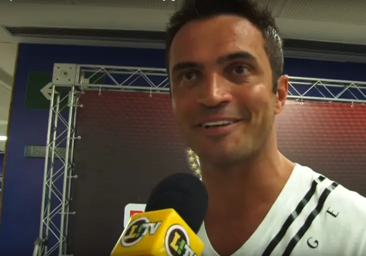 Pojď sem, kam jdeš. Futsalista Falcao si povodil protihráče na fotbalovém trávníku!