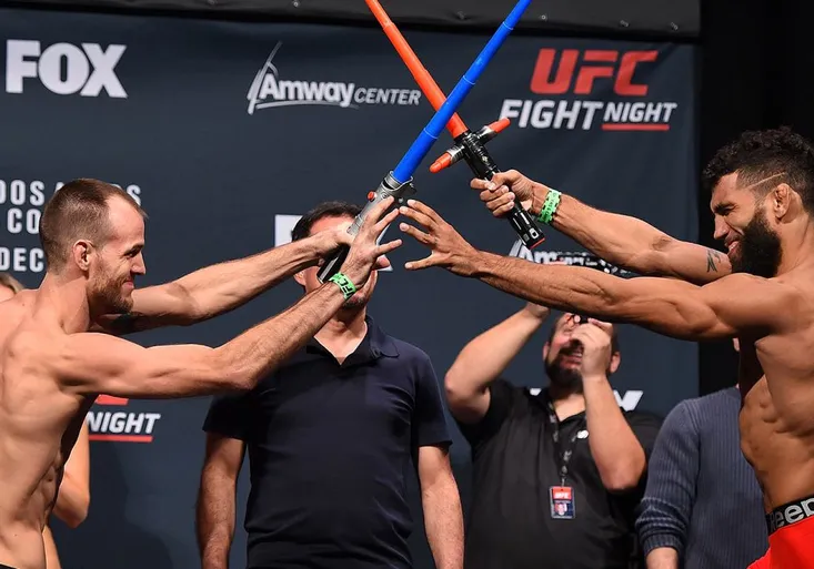 Nejdřív "světelné meče", pak prst v oku! Star Wars mánie je všude i mezi tvrdými zápasníky UFC!