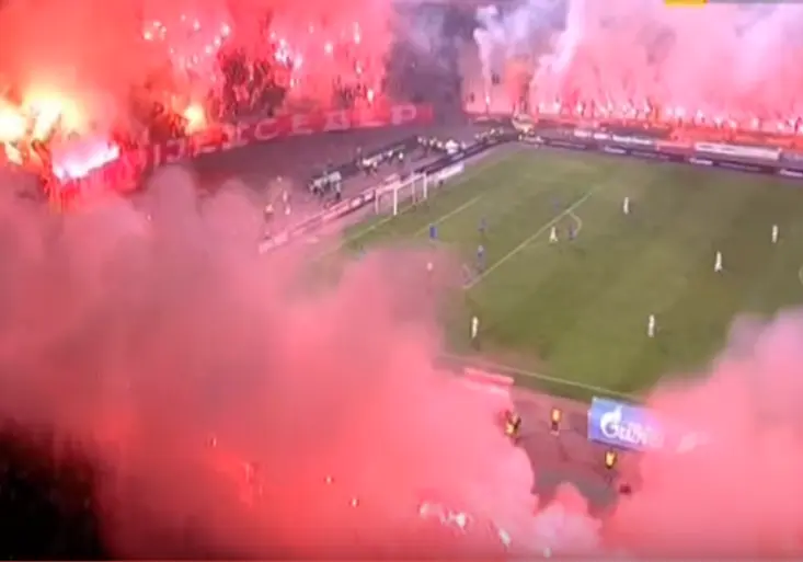 Předvánoční nálada na stadionech. V Bělehradě bylo pravé peklo, v Dortmundu se zpívalo Jingle Bells