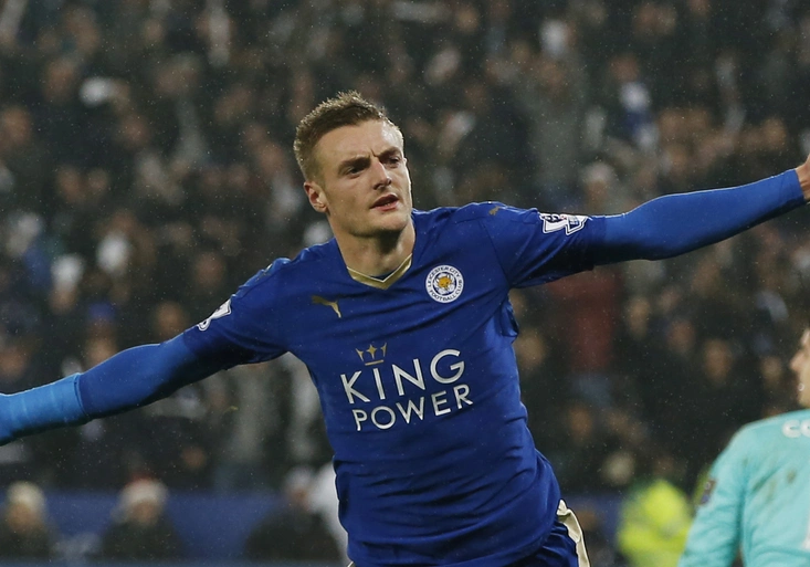 Leicester zdolal Chelsea a je zpátky v čele Premier League. Trefili se Vardy a Mahriz