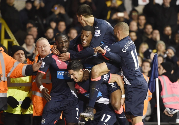 Ztráty favoritů! Newcastle urval vítězství nad Tottenhamem v nastaveném čase, Liverpool doma zachránil bod