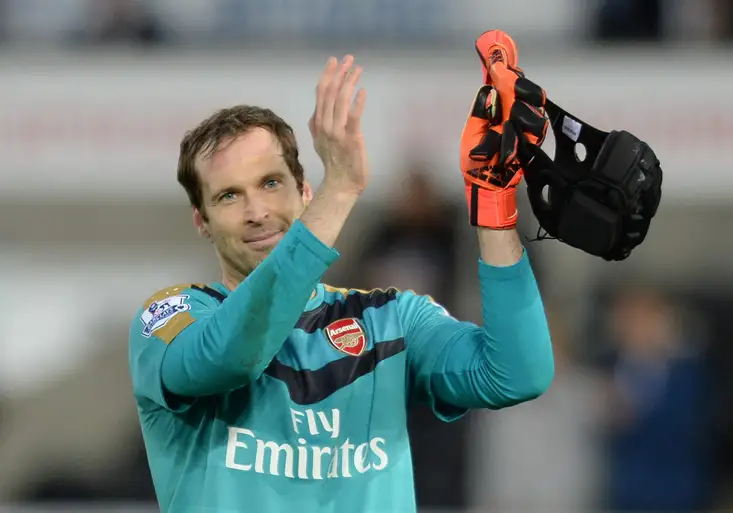 Čech vyrovnal Jamesův rekord a Arsenal je v čele Premier League!