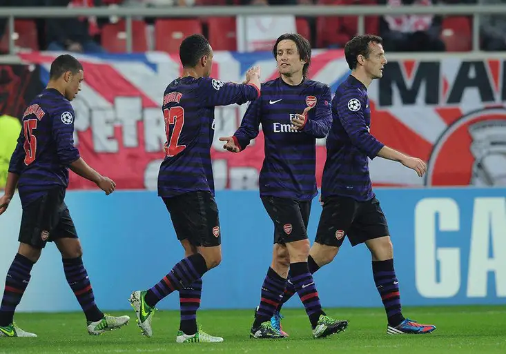 Arsenal může poskočit do čela Premier League. Kdy se vrátí Rosický?