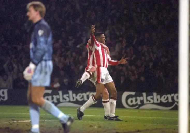 Milníky anglického fotbalu IX: 15. srpen 1992, 15:05. Brian Deane dává první gól v historii Premier League