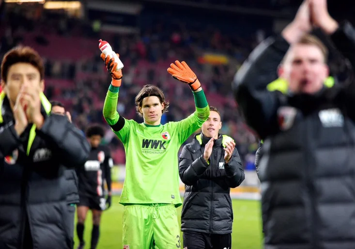 Fair play zaplakalo! Jak si brankář Augsburgu pomohl k chycené penaltě?