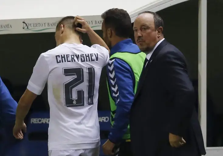 Rafo, podívej se na Twitter, skandovali fanoušci. Svět se gigantovi směje. Vyloučí Real Madrid z poháru?