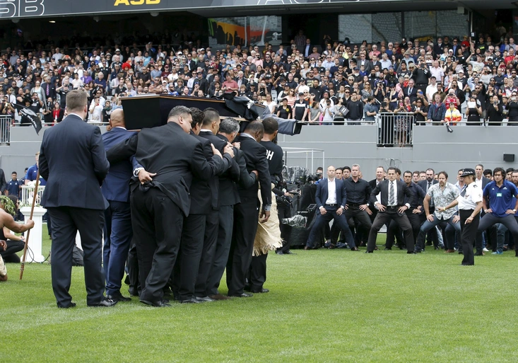 Poslední haka pro Lomu. Fanoušci i kamarádi se loučí se zesnulou ragbyovou hvězdou