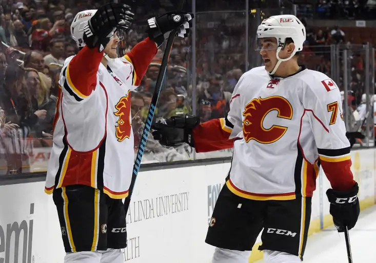 NHL: Ani Frolíkovo dvougólové procitnutí Calgary nestačilo. Prohrálo s Anaheimem. Za Ottawu se trefil Michálek