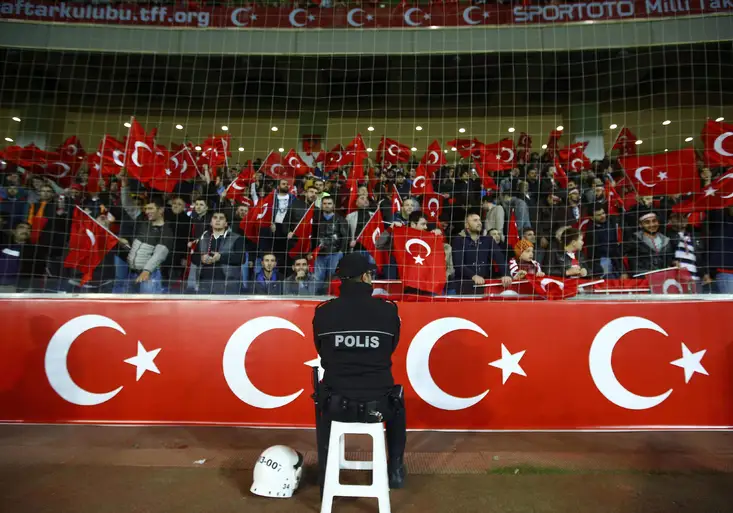 „Pieta“ v Istanbulu: Fanoušci bučeli během minuty ticha za oběti teroru v Paříži