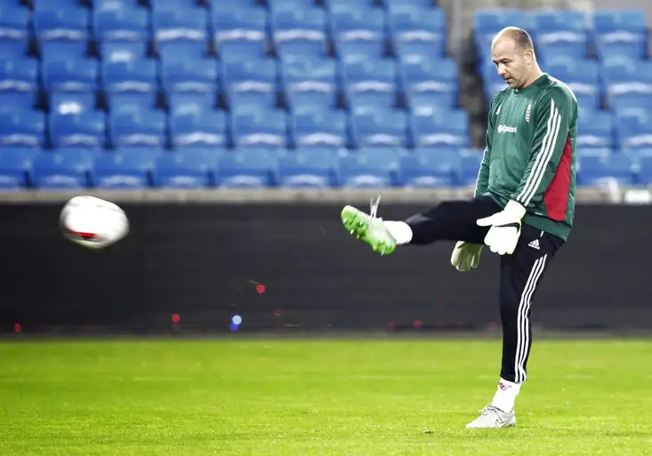 On ještě chytá!?! Király – brankář v šedých teplácích – táhne Maďarsko na EURO
