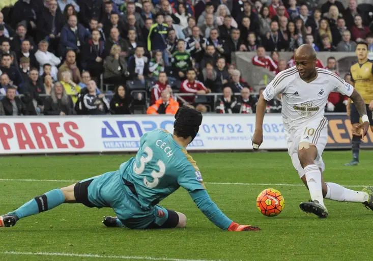 Čech vychytal Swansea a Arsenal se pere o čelo Premier League!
