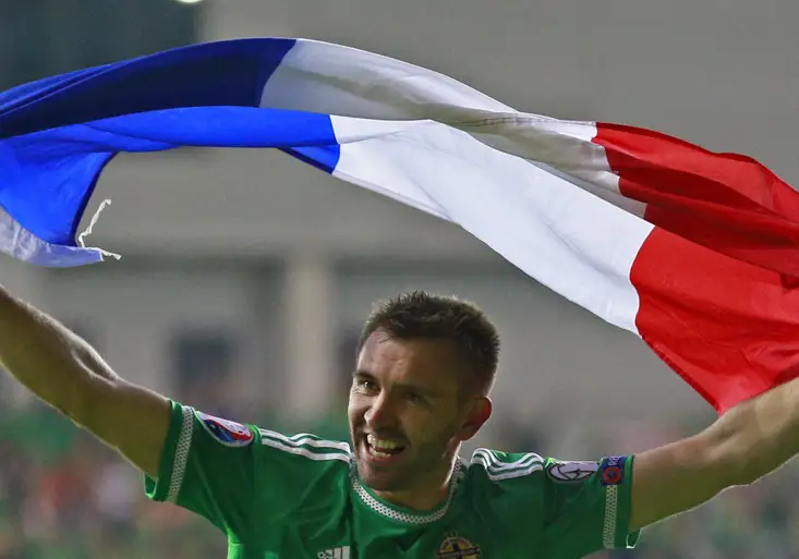 Fotbalová party v Belfastu! Severní Irsko porazilo beznadějné Řeky a slaví poprvé postup na Euro. Jak vypadaly oslavy?