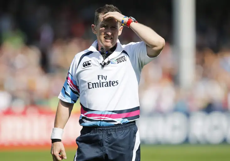 Fotbalové manýry v ragby nefrčí. Svérázný rozhodčí Nigel Owens si získává příznivce po celém světě!
