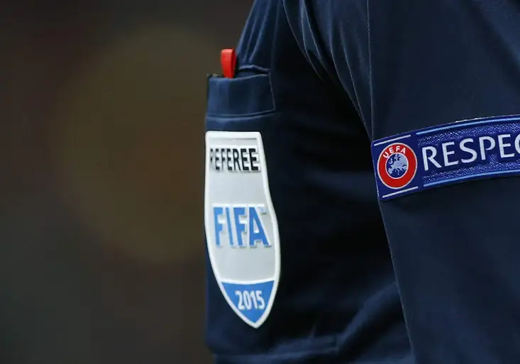 Brazilský sudí si sjednal respekt až se zbraní v ruce. Podívejte se, proč musel tasit