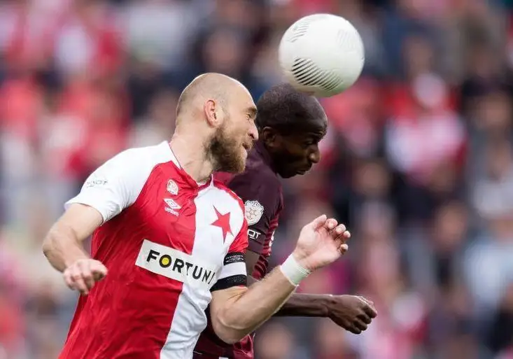 ﻿Derby z tribun. Do Edenu se přišli mrknout i Simpsonovi. Co musel splnit šéf kotle Slavie Strašák?