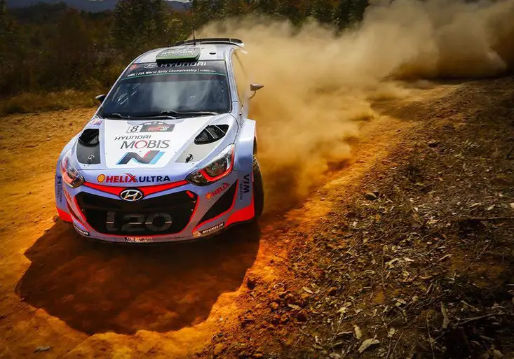 WRC: Nebezpečná jízda ve tmě vynesla do čela Ogiera. V Austrálii ale ještě není dobojováno