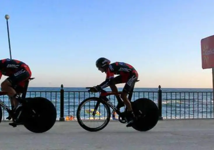 Cyklistická Vuelta začala ve Španělsku na pláži a diskvalifikací Nibaliho