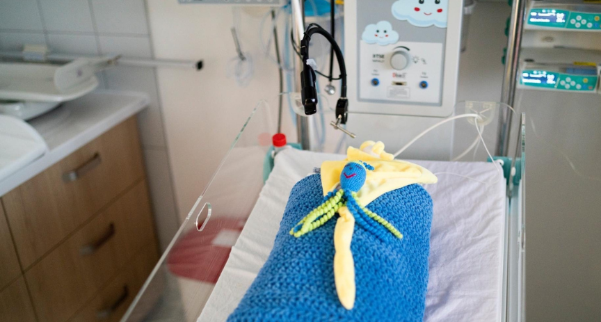 O2 spolupracuje na rozšíření novorozenecké televize v motolské nemocnici