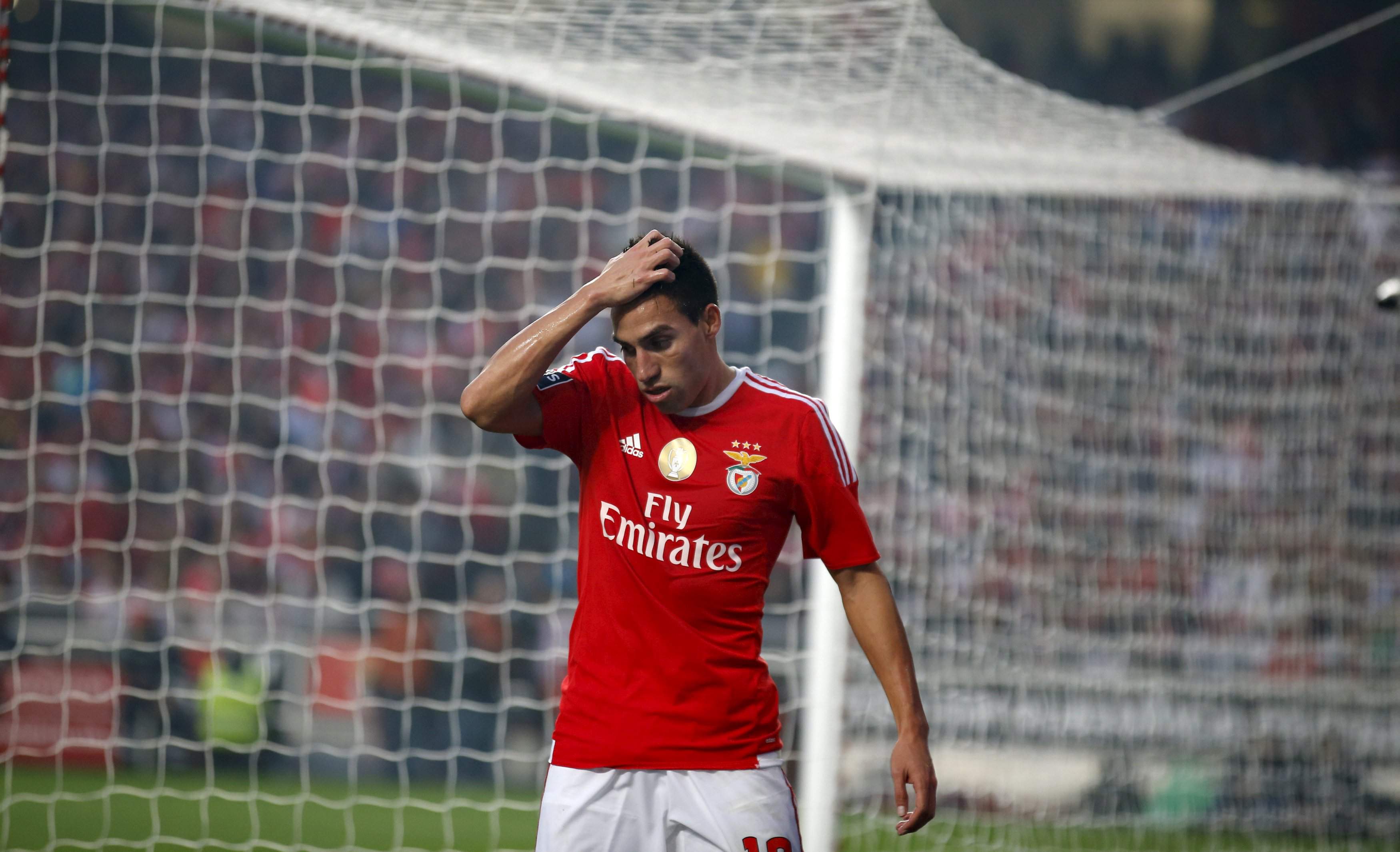 Benfica's Nico Gaitan reacts after missing a scoring opportunity against Sporting during their Portuguese premier league soccer match at Luz stadium in Lisbon, Portugal, October 25, 2015.  REUTERS/Rafael Marchante