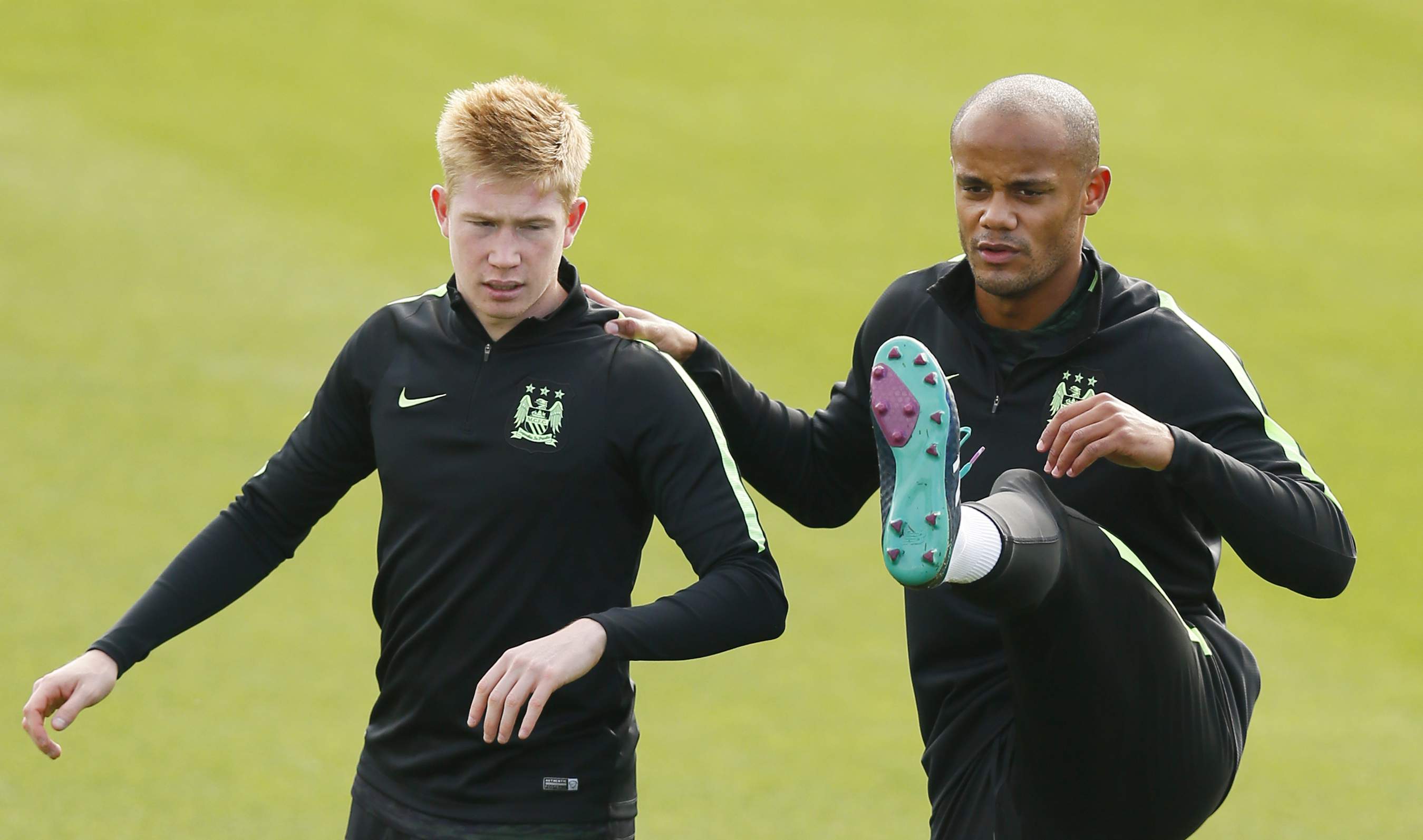 Football - Manchester City Training - City Football Academy - 20/10/15 Manchester City's Kevin De Bruyne and Vincent Kompany during training Action Images via Reuters / Jason Cairnduff Livepic