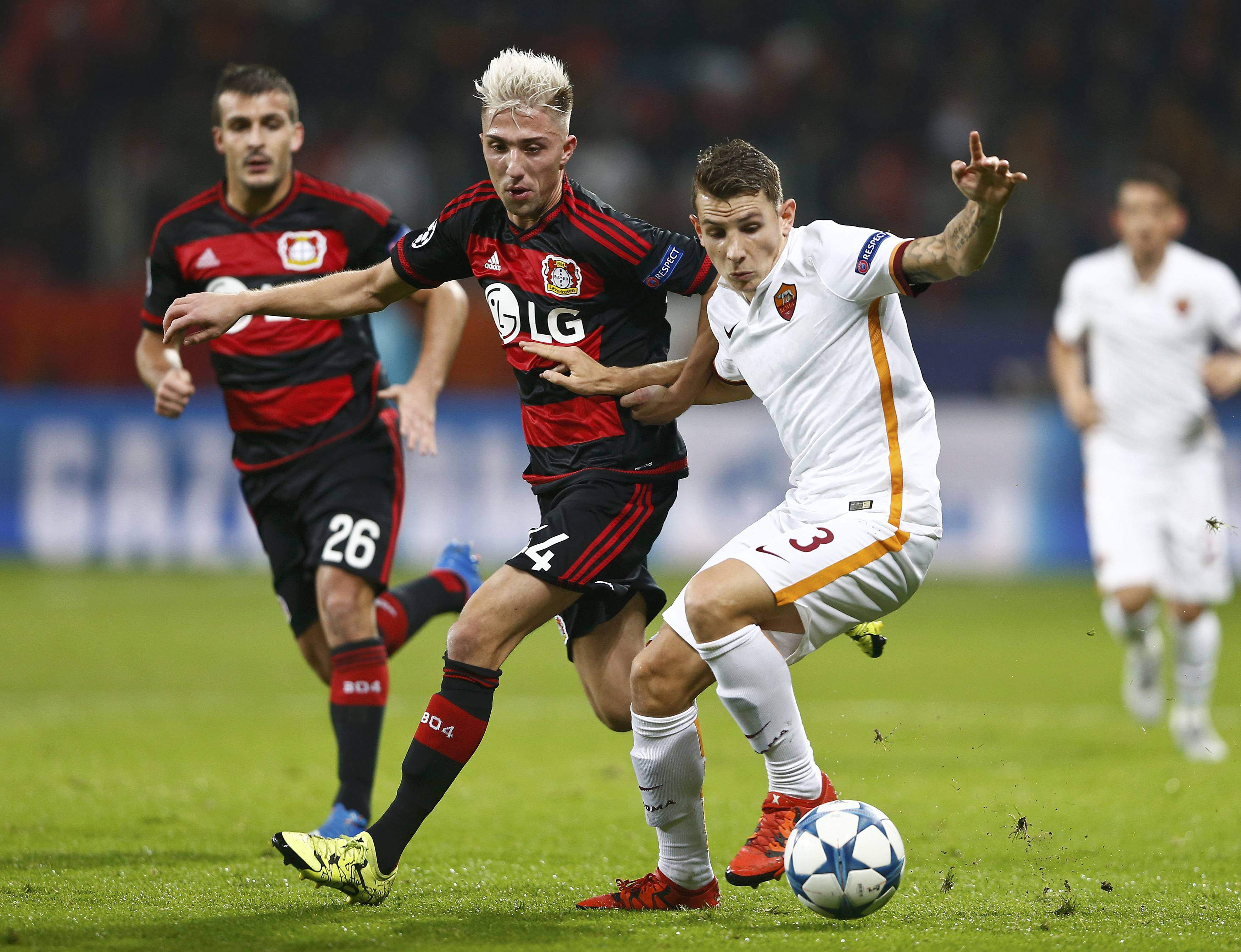 Leverkusen's Kevin Kampl (L) and Roma's Lucas Digne fight for the ball during their Champions League group E soccer match in Leverkusen, Germany, October 20, 2015. REUTERS/Wolfgang Rattay