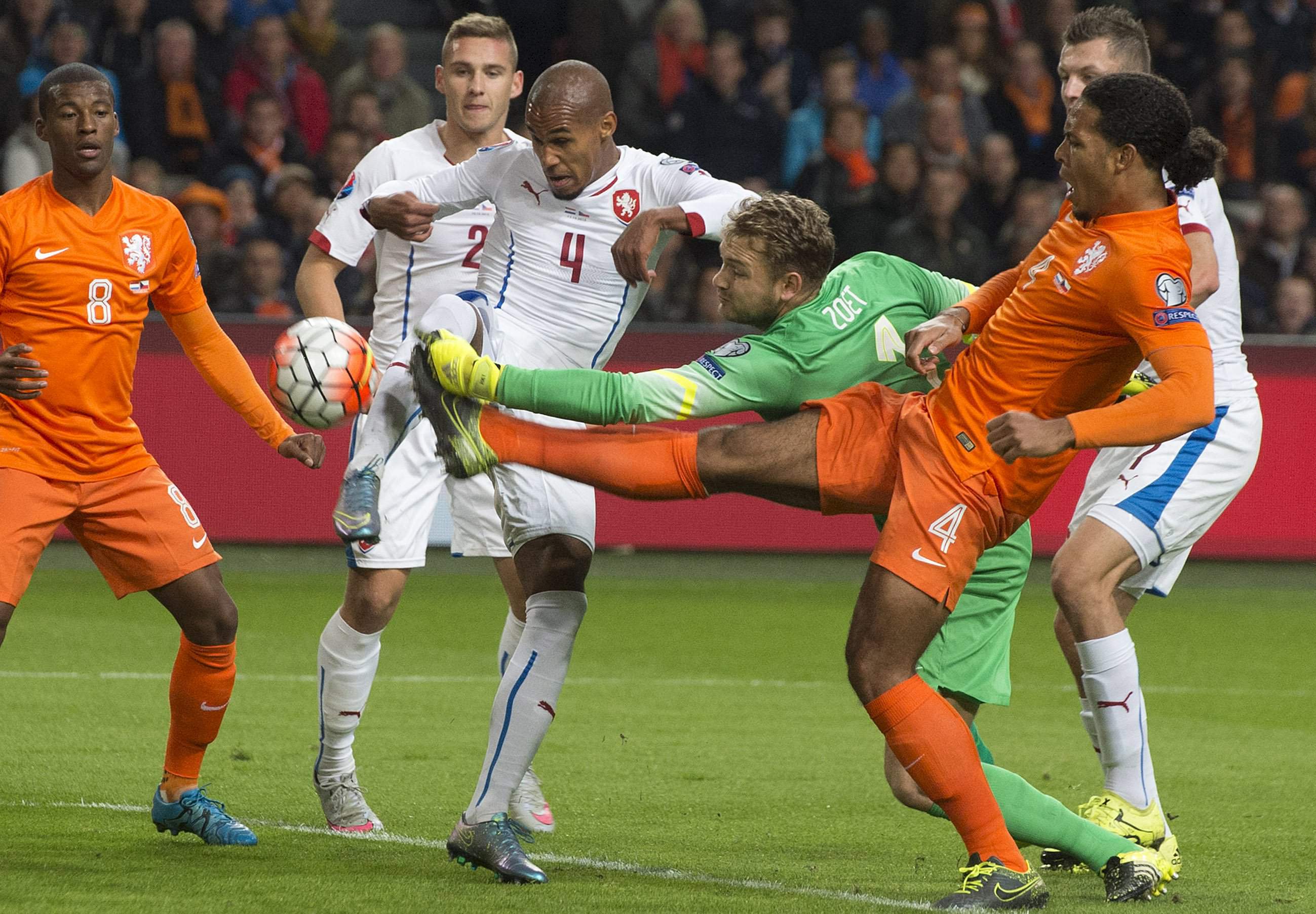Goalkeeper Jeroen Zoet (C) of the Netherlands fights for the ball with Theodor Gebre Selassie of Czech Republic during their Euro 2016 group A qualifying soccer match in Amsterdam, Netherlands October 13, 2015.  REUTERS/Toussaint Kluiters/United Photos