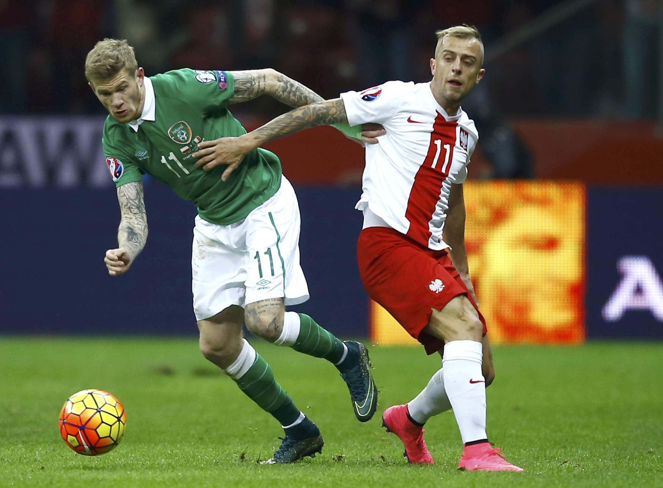 Poland's Kamil Grosicki challenges Republic of Ireland's James McClean (L) during their Euro 2016 group D qualification soccer match in Warsaw, Poland October 11, 2015. REUTERS/Kacper Pempel