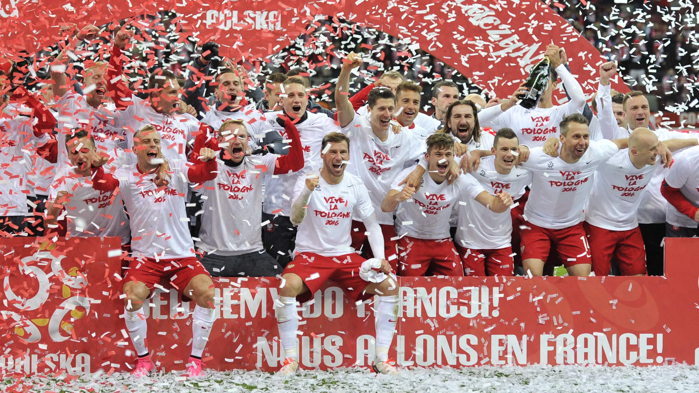 Football - Poland v Republic of Ireland - UEFA Euro 2016 Qualifying Group D - Stadion Narodowy, Warsaw, Poland - 11/10/15 Poland celebrate qualifying for UEFA Euro 2016 after the game  Action Images via Reuters / Adam Holt Livepic EDITORIAL USE ONLY.