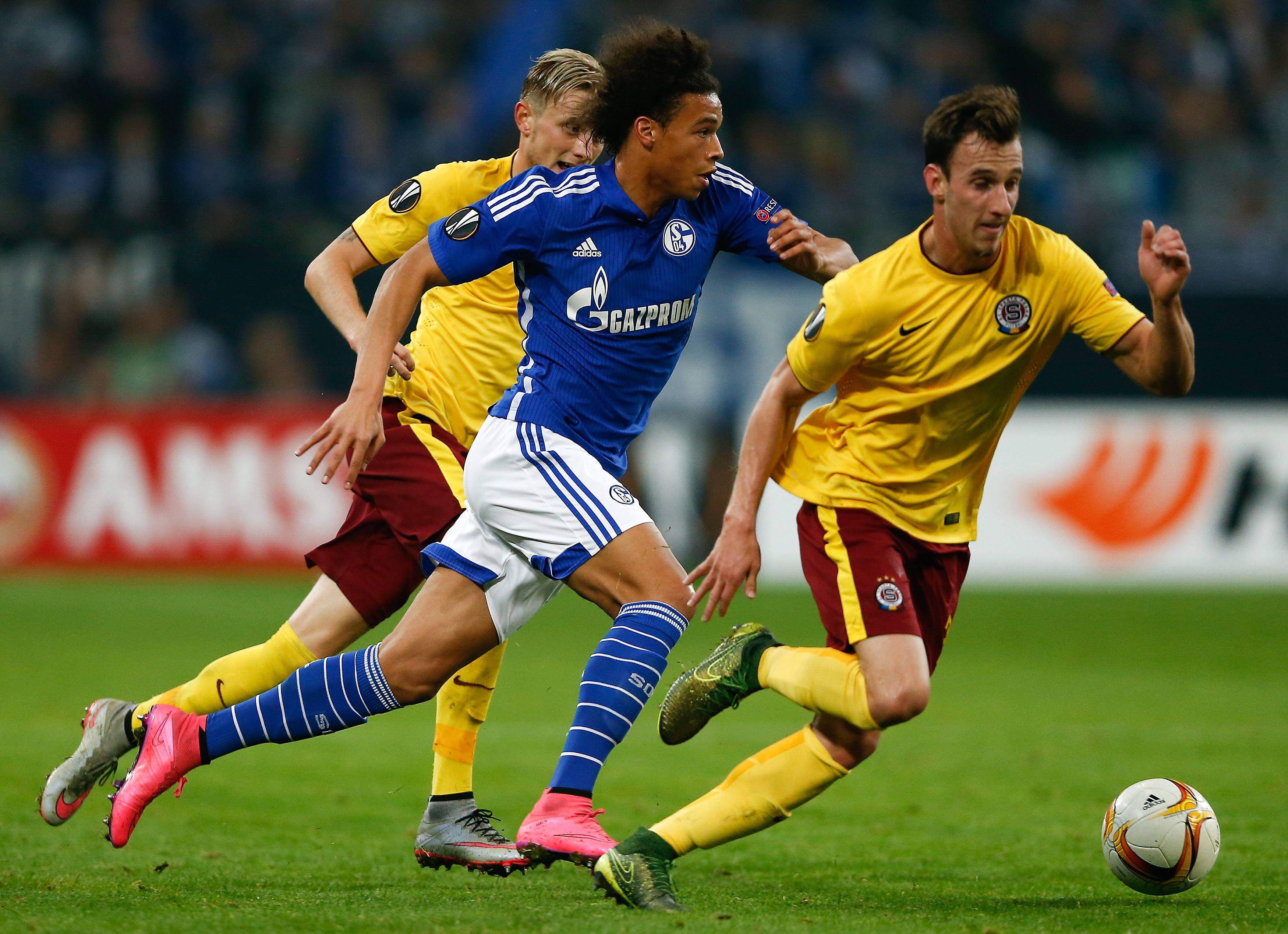 Schalke 04's Leroy Sane is challenged by Sparta Prague's Ladislav Krejci (L) and David Lafata during their Europa League group K soccer match in Gelsenkirchen, Germany, October 22, 2015.    REUTERS/Wolfgang Rattay