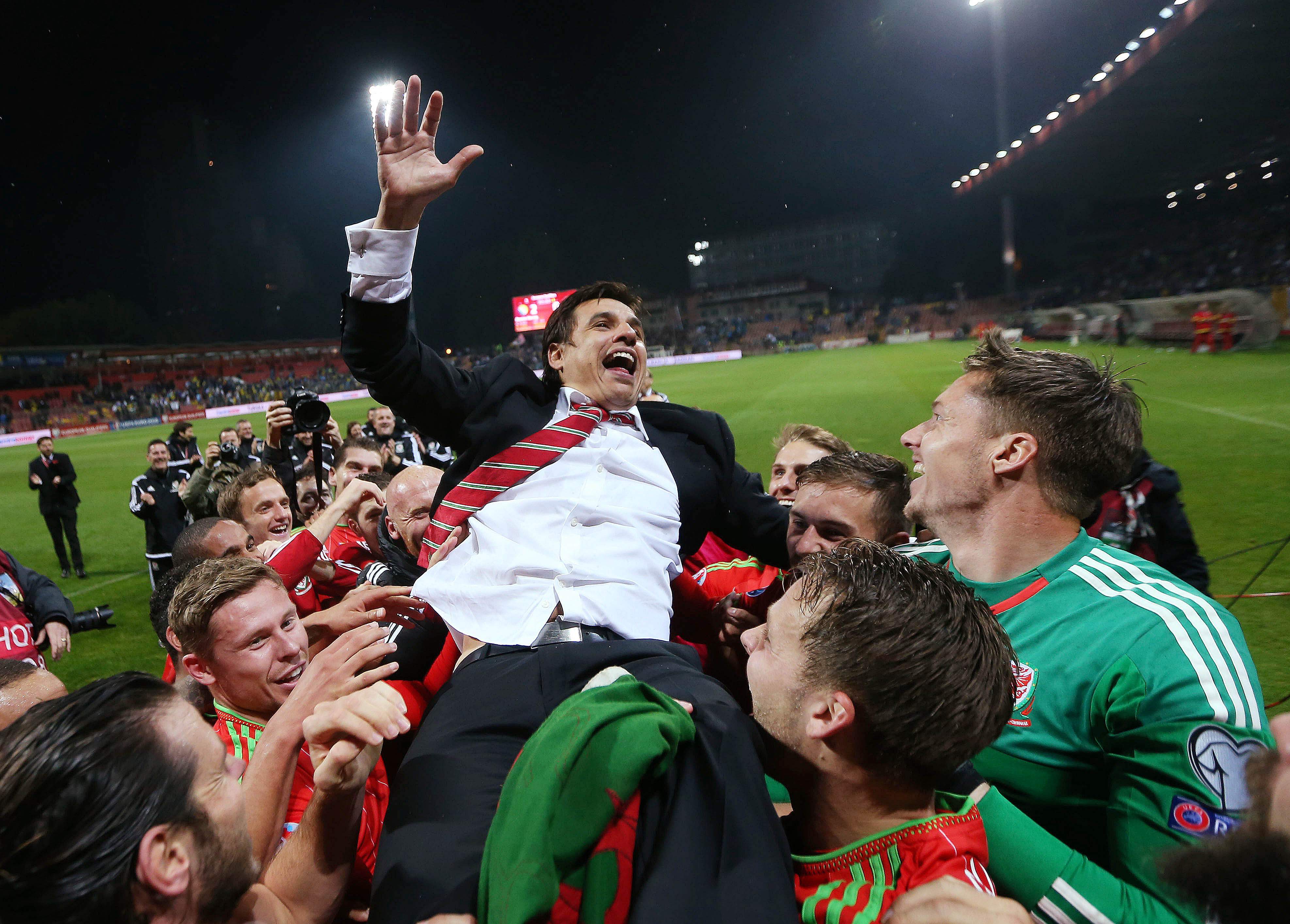 Football - Bosnia & Herzegovina v Wales - UEFA Euro 2016 Qualifying Group B - Stadion Bilino Polje, Zenica, Bosnia & Herzegovina - 10/10/15 Wales manager Chris Coleman is held up by his players as they celebrate after qualifying for UEFA Euro 2016 Action Images via Reuters / Matthew Childs Livepic EDITORIAL USE ONLY.