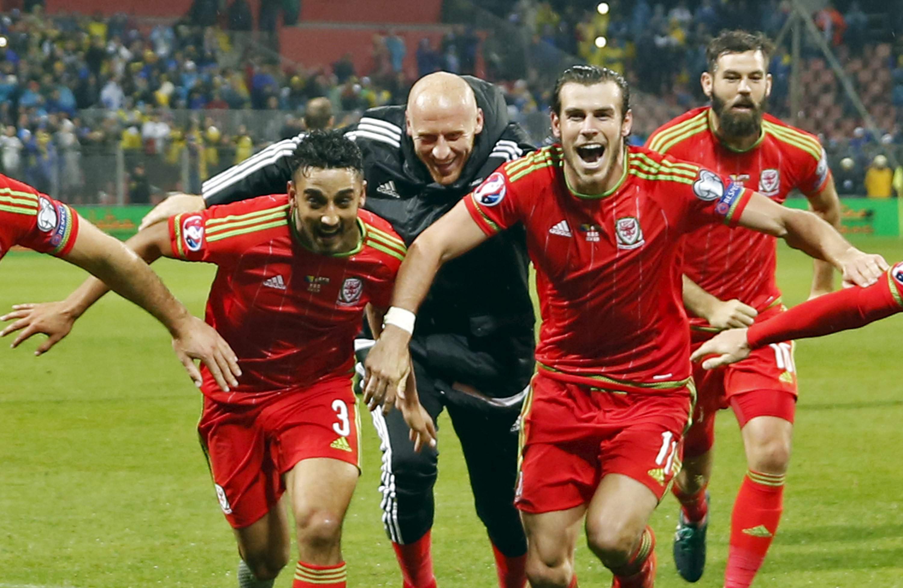 Wales' Gareth Bale (R) and teammates celebrate after they qualified for Euro 2016 following their qualifying soccer match against Bosnia in Zenica October 10, 2015. REUTERS/Dado Ruvic 